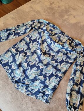 Lilly Pulitzer Ladies Blue Elephant Pullover Top Size XS V Neck EUC Long Sleeve